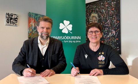 Frá undirritun samstarfssamnings Sparisjóðs Höfðhverfinga og Þórs/KA. Jón Ingvi Árnason sparisjóðsst…