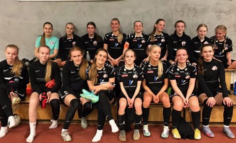 Leikmannahópurinn í dag. Við höfum oft birt myndir af markaskorurum, en eins og knattspyrnuáhugafólk…