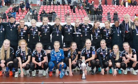 Bikarmeistararnir. Fremri röð frá vinstri: Júlía Margrét Sveinsdóttir, Arna Rut Orradóttir, Emelía Ó…