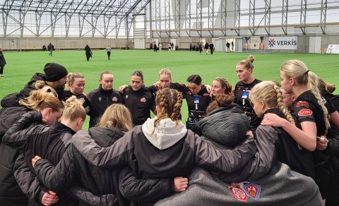 Létt sigurræða þjálfarans í leikslok. Heimferðin verður betri svona.