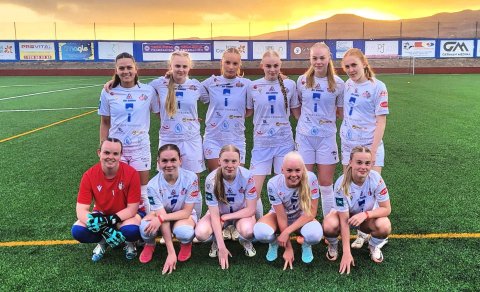 Byrjunarliðið gegn CD Juan Grande. Aftari röð frá vinstri: Kimberley Dóra Hjálmarsdóttir, Emelía Ósk…