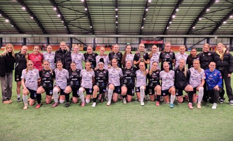 Bæði liðin saman með bikarinn að leik loknum.