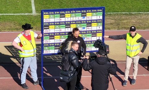 Það blés hressilega öðru hverju á Þórsvellinum í dag og vissara að passa vel upp á viðtalsskiltið. H…