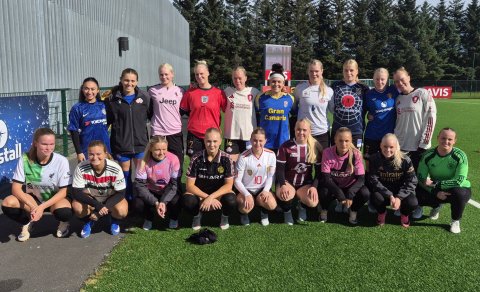 Mættar í alls konar fótboltatreyjum, til stuðnings við styrktarfélagið Börn með krabbamein.