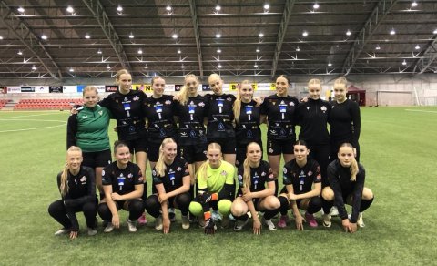 Aftari röð frá vinstri: Rakel Hólmgeirsdóttir, Elsa Dís Snæbjarnardóttir, Elísabet A. Stefánsdóttir,…