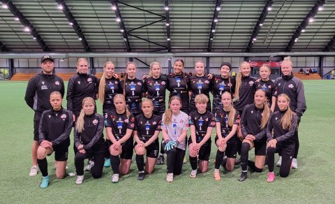 Ein af liðsmyndunum sem teknar hafa verið í sumar. Þór/KA2 fyrir leik í Boganum 9. júní. 

Aftari …