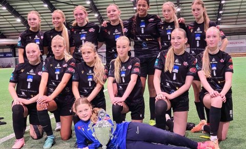 Að loknum sigri í B-riðli, lotu 3. Ánægðar með árangurinn í sumar og mega sannarlega vera það. 

A…