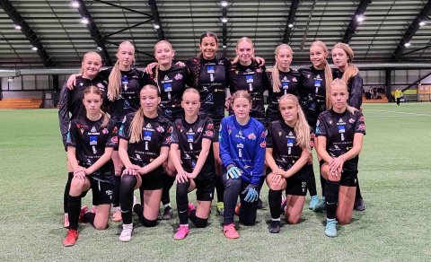 Fyrir lokaleikinn. 
Aftari röð frá vinstri: Embla Mist Steingrímsdóttir, Inga Sóley Jónsdóttir, Mar…