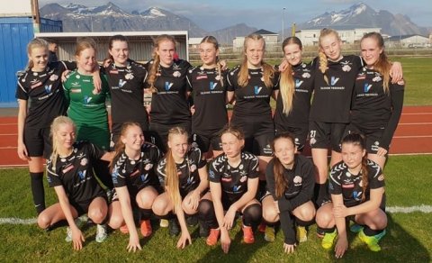 Þór/KA stelpur að loknum leik á Sindravöllum í Höfn á Hornafirði í dag.