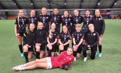 Hópurinn eins og hann var skipaður í leiknum í gær.  Aftari röð frá vinstri: Katrín Lilja Árnadóttir…