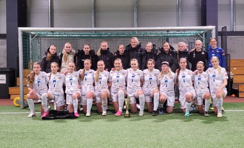 Sigurlið og bikar. Aftari röð frá vinstri: Bríet Fjóla Bjarnadóttir, Júlía Margrét Sveinsdóttir, Kol…