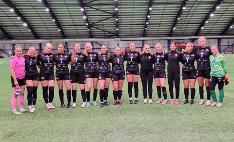 Fyrir sigurleik gegn Þrótti 18. júní: Frá vinstri: Tinna Sverrisdóttir, Rebekka Sunna Brynjarsdóttir…