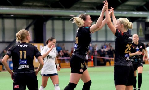 Sandra María Jessen og Ísfold Marý Sigtryggsdóttir fagna fyrsta marki leiksins. Þær tvær hafa skorað…