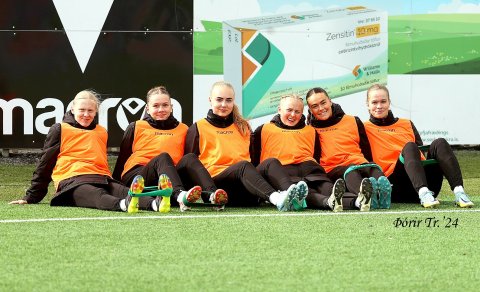 Brosmildur bekkur. Hildur Anna Birgisdóttir, Kolfinna Eik Elínardóttir, Angela Mary Helgadóttir, Eme…