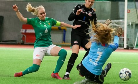 Úr leik Völsungs og Þórs/KA í Kjarnafæðismótinu 2022. Ólína Helga Sigþórsdóttir sækir að marki Völsu…
