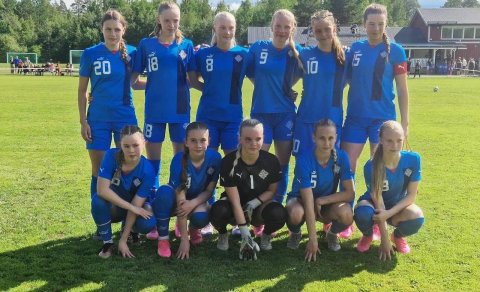 Byrjunarlið U16 landsliðsins gegn Danmörku. Kolfinna Eik Elínardóttir er önnur frá vinstri í fremri …