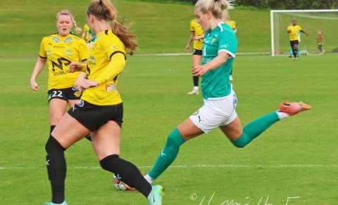 Sonja Björg Sigurðardóttir í leik gegn ÍA á Húsavík þar sem hún skoraði þriðja mark Völsungs á 88. m…