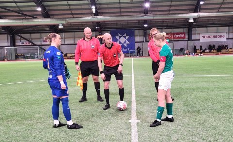 Dómarar og fyrirliðar ganga frá formsatriðum fyrir leik.